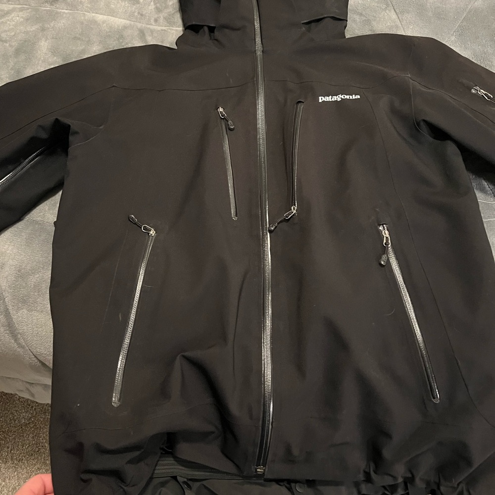 Men’s medium Patagonia ski jacket.